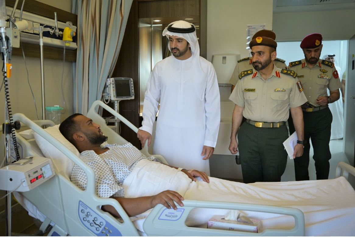 سموه متحدثاً إلى أحد أبطال قواتنا المسلحة