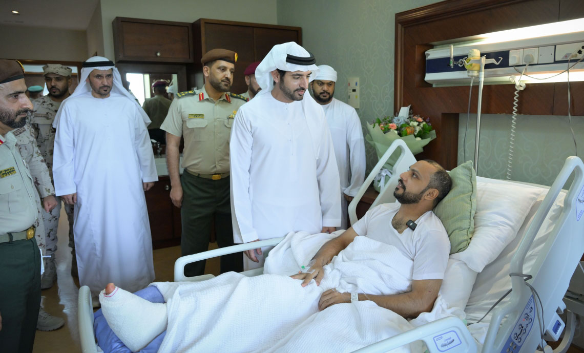 حمدان بن محمد مطمئناً على صحة أحد المصابين