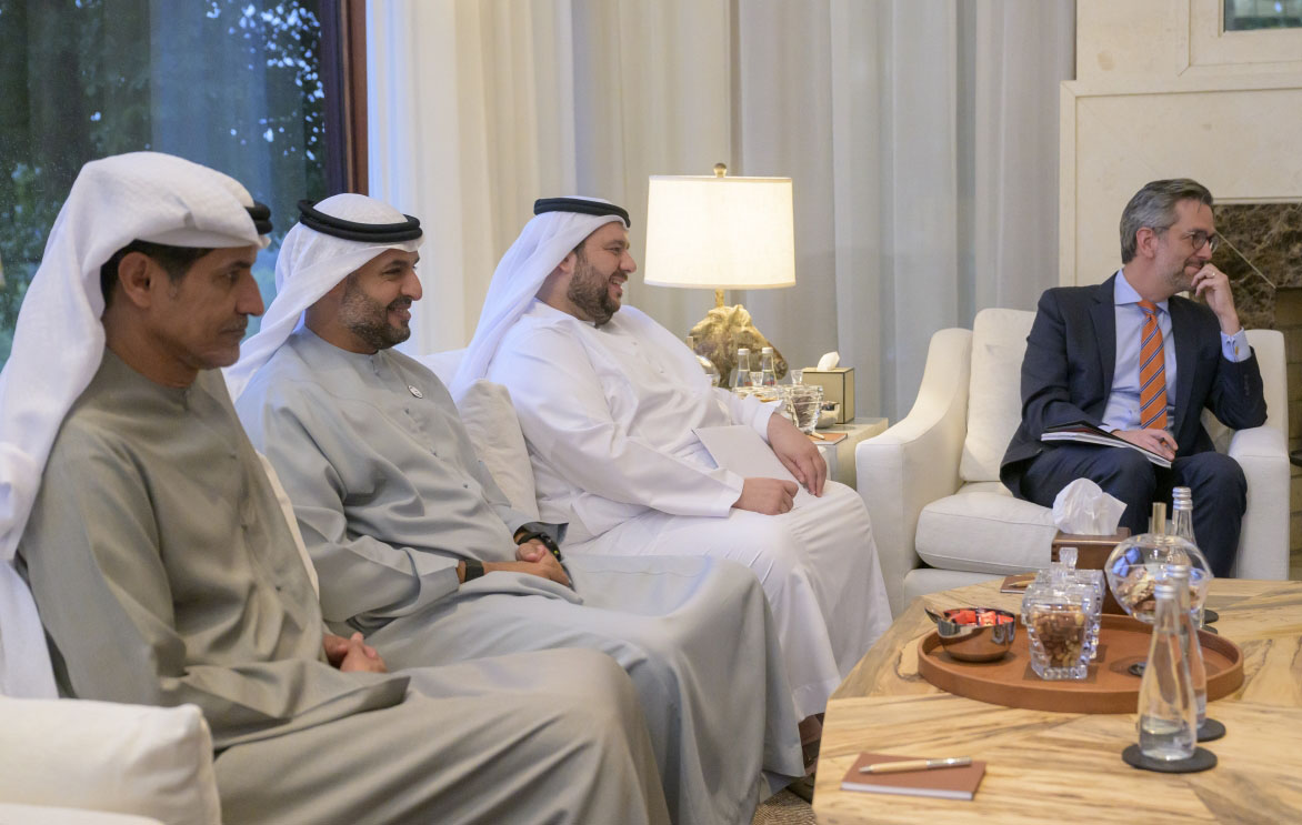 محمد بن حمد بن طحنون وعلي الشامسي ومحمد السويدي خلال اللقاء