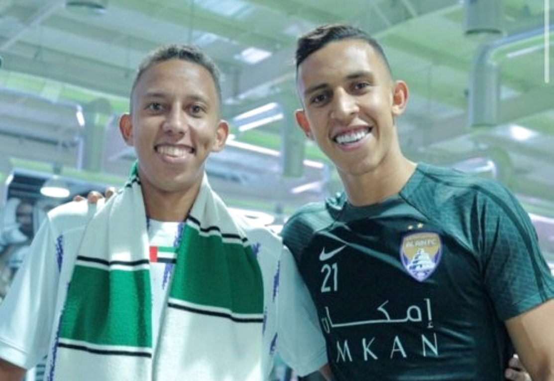 اللاعب سفيان رحيمي وشبيهه