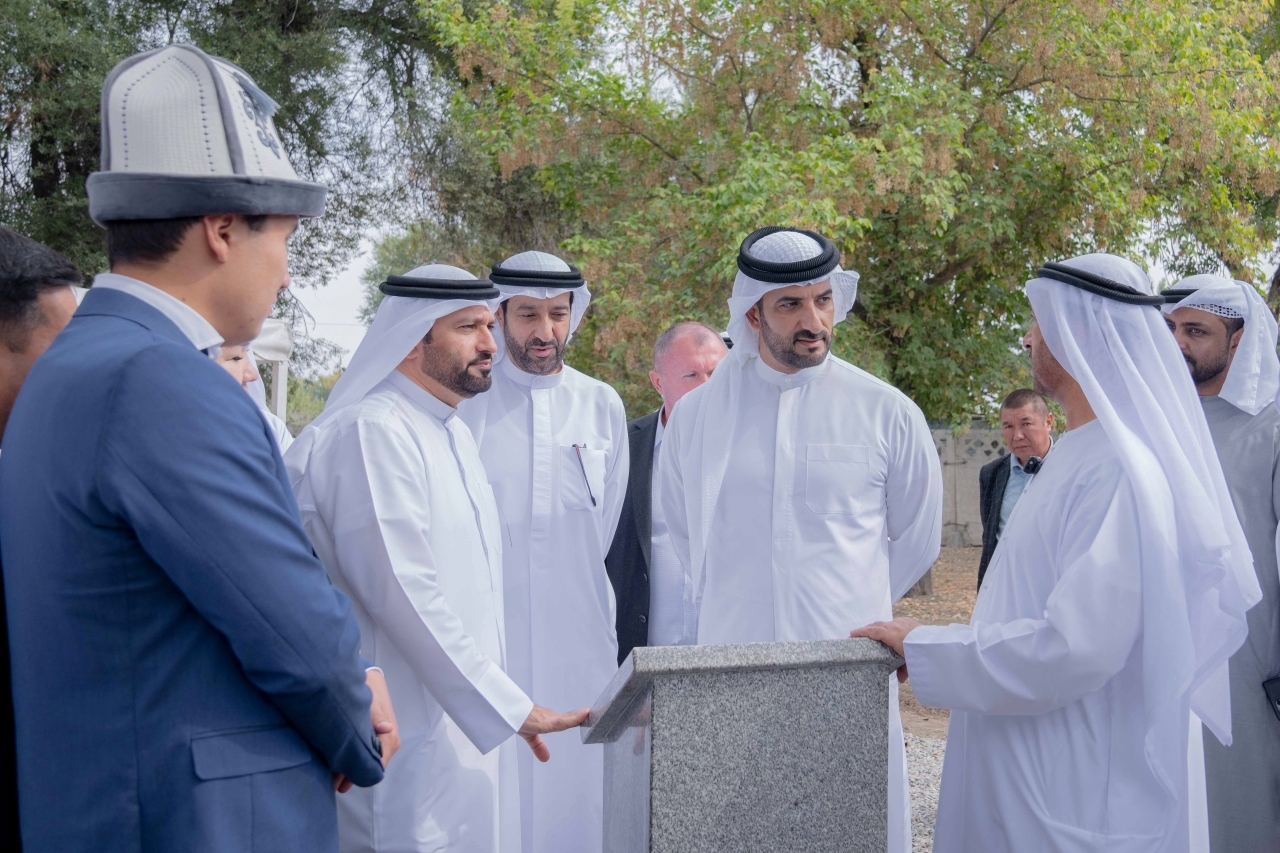 سلطان بن أحمد يضع حجر أساس مشروعي مستوصف وشبكة مياه شرب في قيرغيزستان