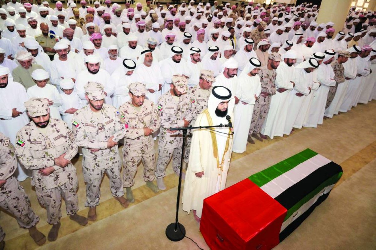 خلال أدائه صلاة الجنازة