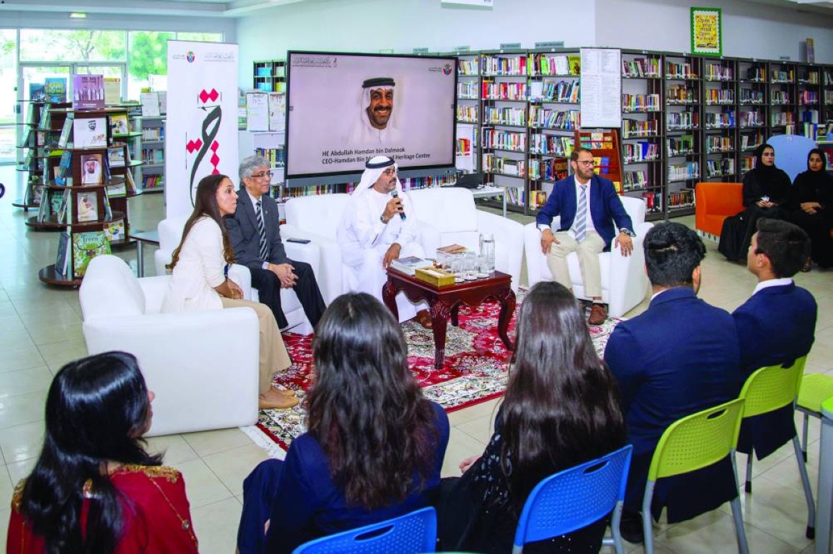 عبدالله بن دلموك خلال المحاضرة في أكاديمية جيمس مودرن