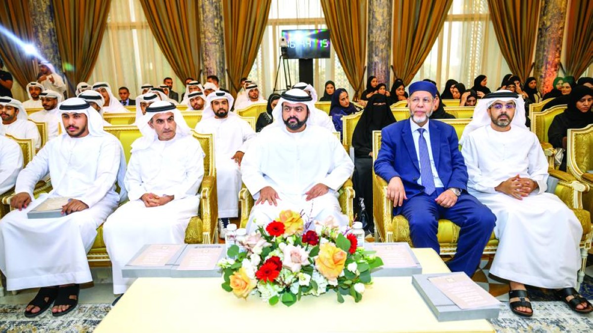 محمد الشرقي خلال حضوره المحاضرة بحضور علي بن تميم وأمحمد المستغانمي وجمهور من المهتمين |