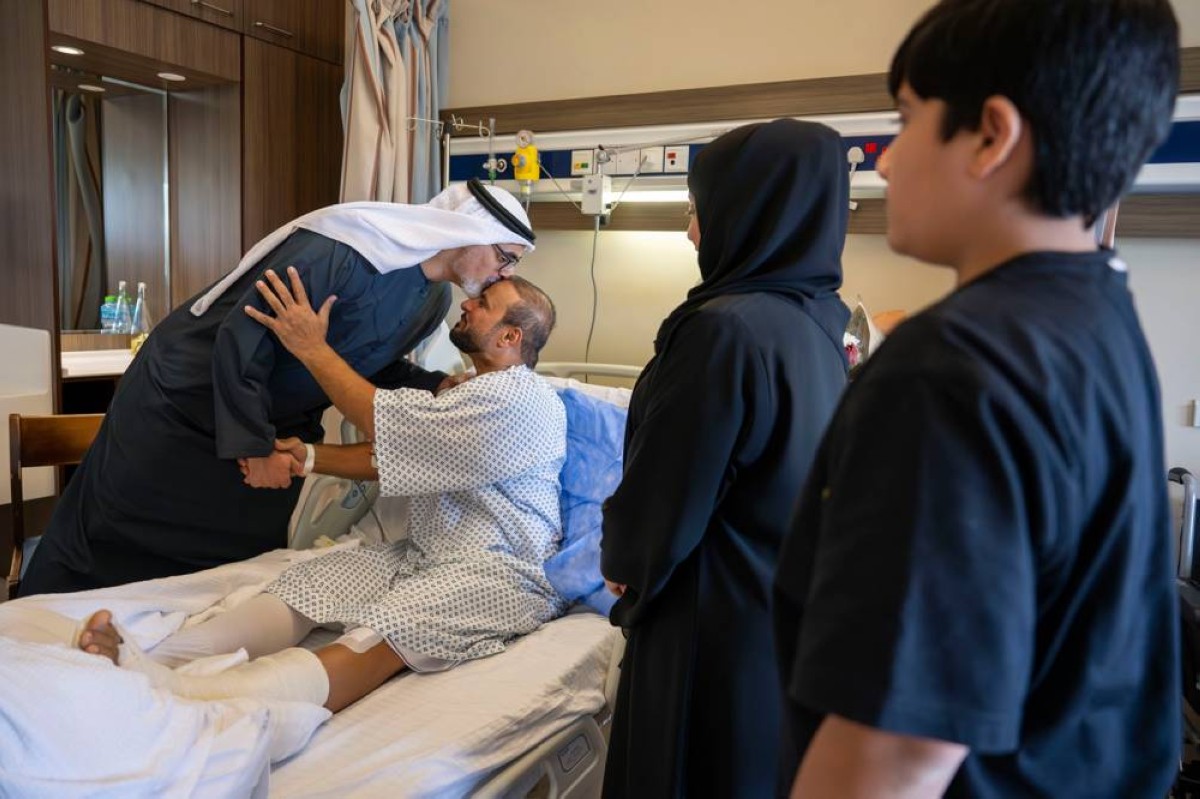 خالد بن محمد يزور المصابين من منتسبي القوات المسلحة