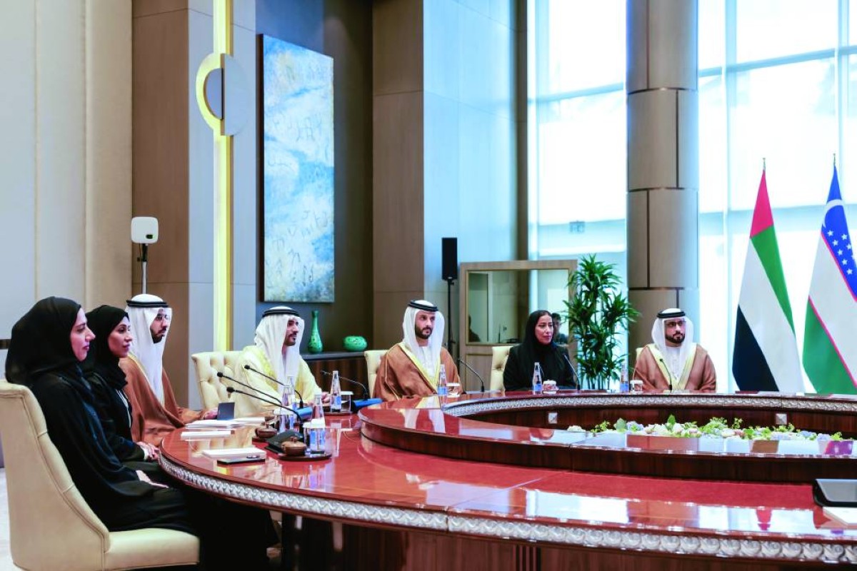حمدان بن محمد خلال اللقاء بحضور عبدالله بن طوق وعمر العلماء وحصة بوحميد ومنى المري وعائشة ميران وسعيد القمزي