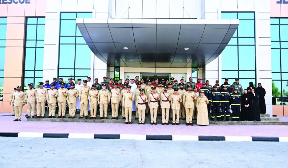عبدالله المري والقيادات الشرطية خلال التفتيش السنوي