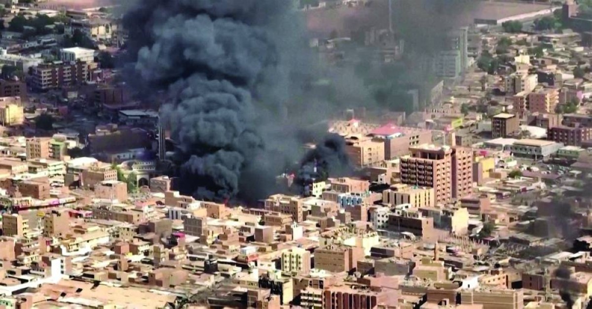دخان يتصاعد في سماء الخرطوم جراء المعارك