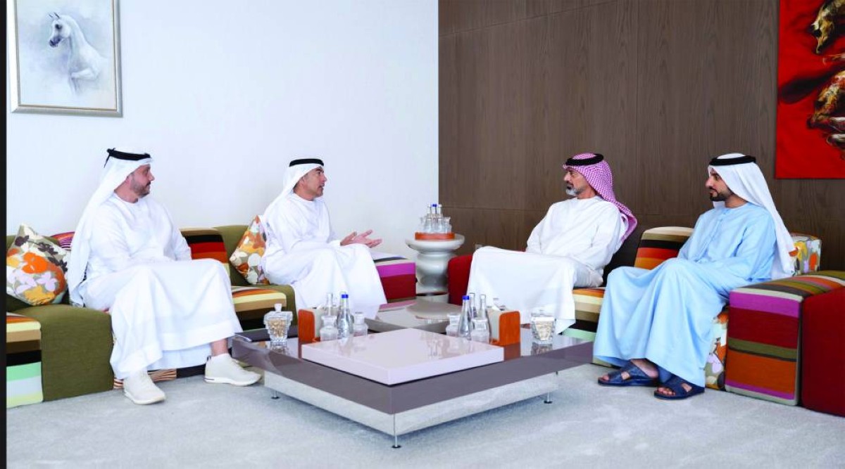 عمار بن حميد مستقبلاً خالد بالعمى بحضور راشد بن حميد