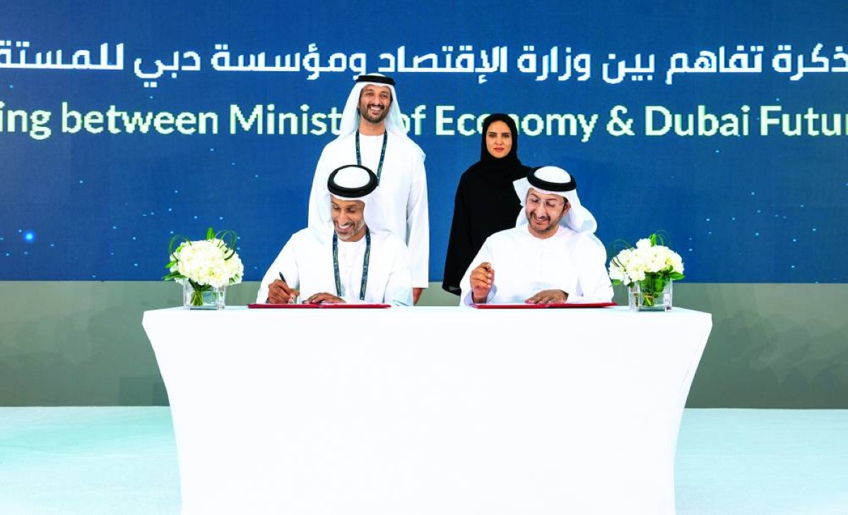 عبد الله بن طوق وعلياء المزروعي يشهدان توقيع عبد الله آل صالح وخلفان بلهول على مذكرة التفاهم