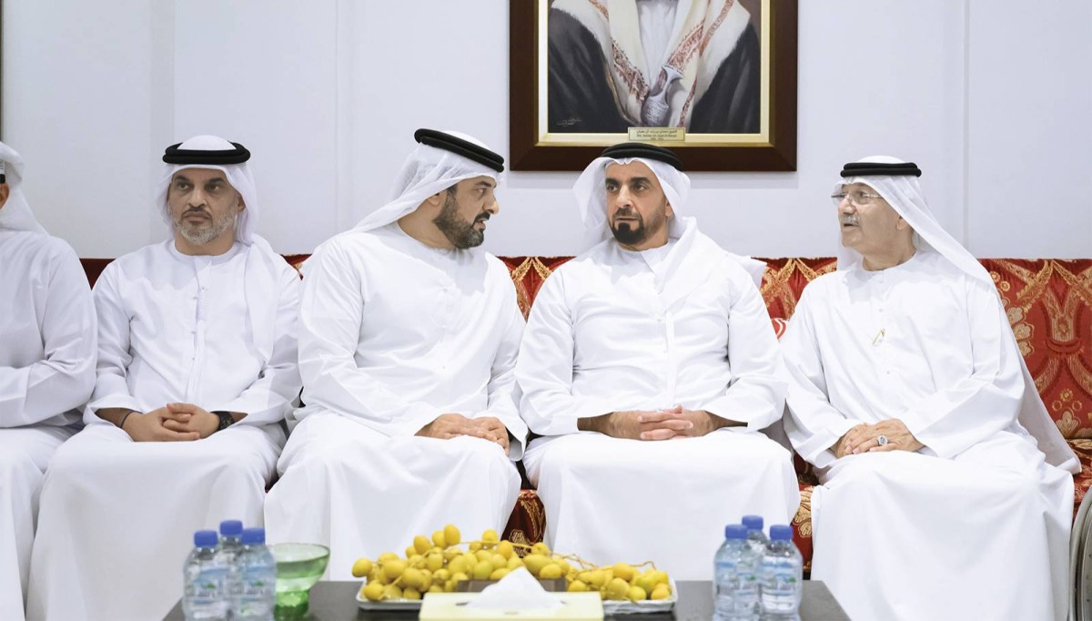 سيف بن زايد خلال تقديمه واجب العزاء