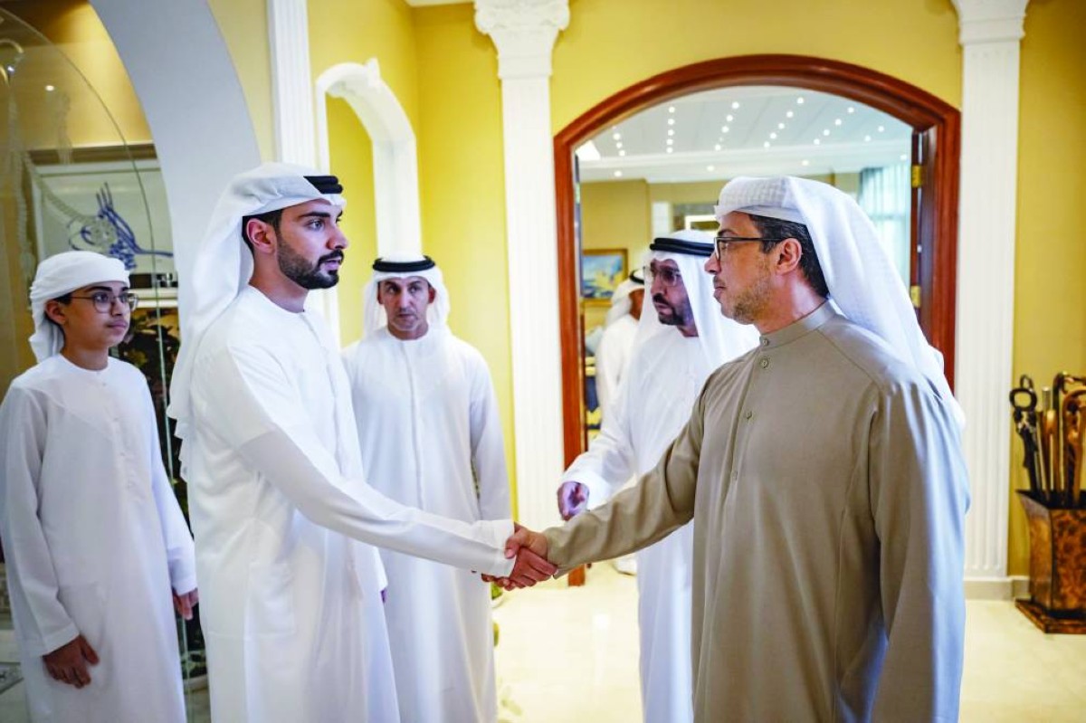 منصور بن زايد خلال تقديم واجب العزاء |