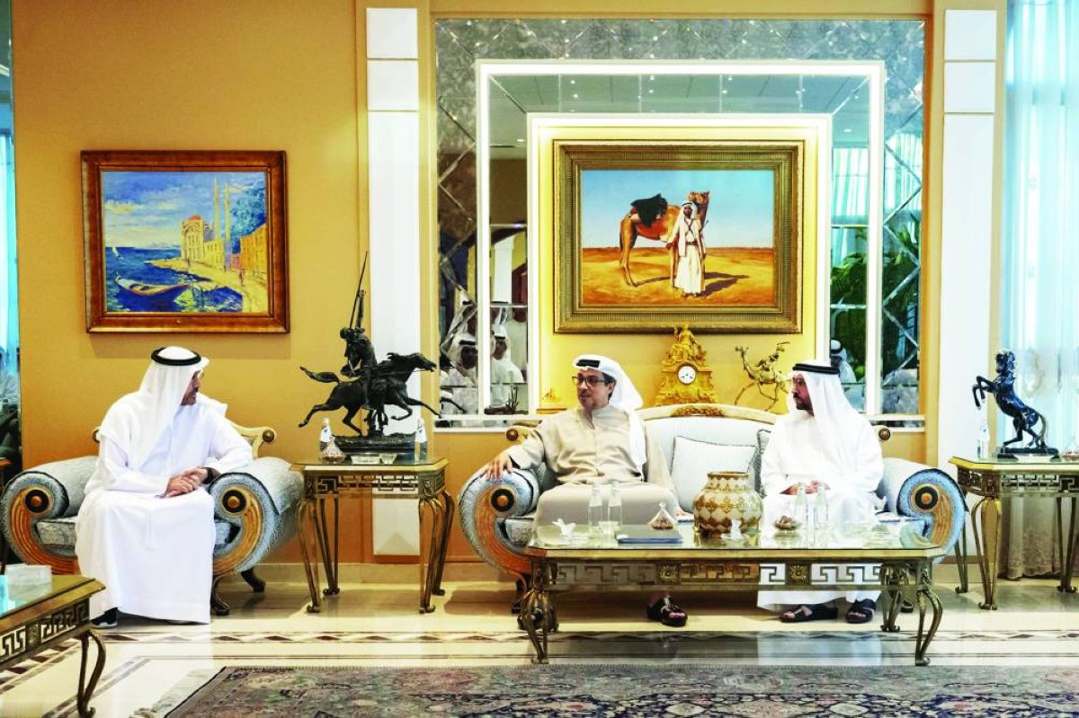 منصور بن زايد خلال مجلس العزاء