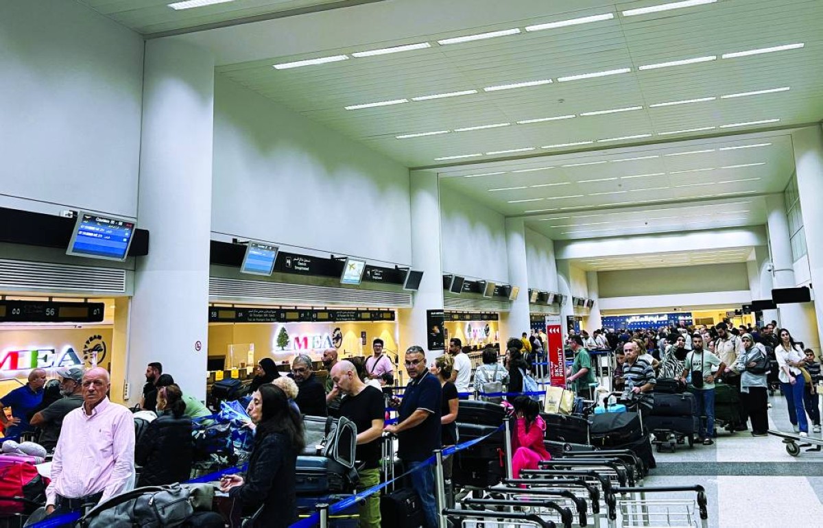 ركاب يصطفون في مطار رفيق الحريري أمس