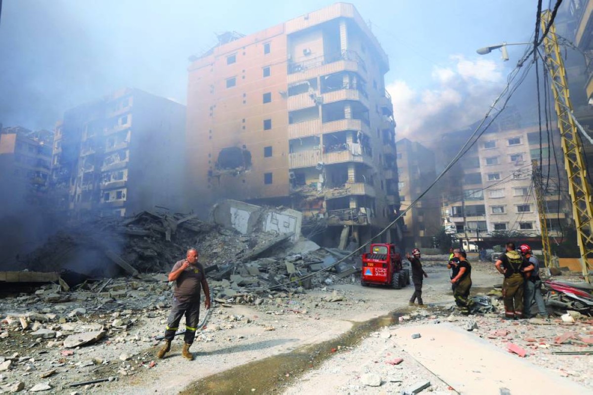 رجال إطفاء في موقع غارة جوية إسرائيلية في الضاحية الجنوبية لبيروت