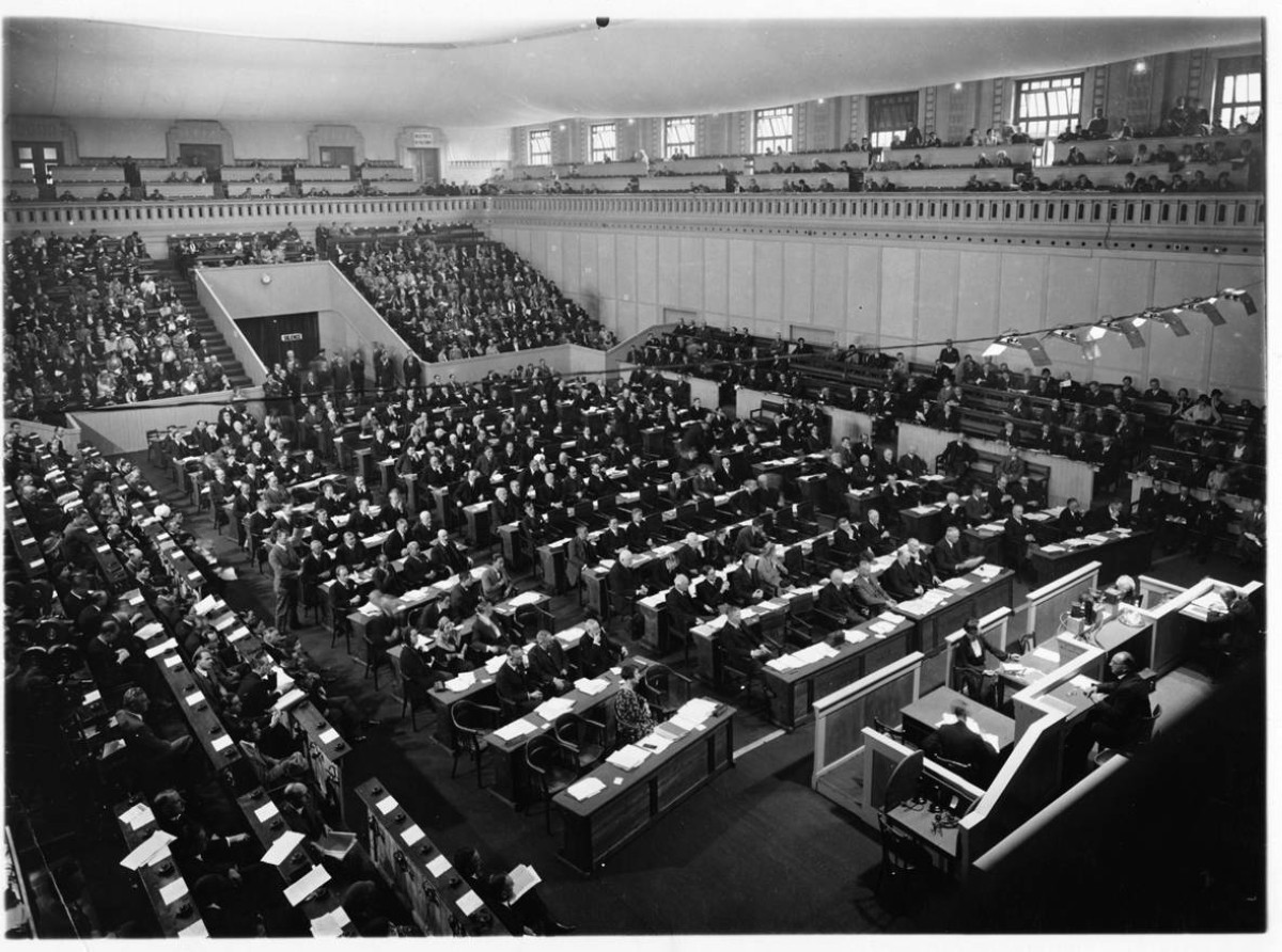 1932 - استقلال العراق عن بريطانيا، وانضمامها لعصبة الأمم كدولة مستقلة
