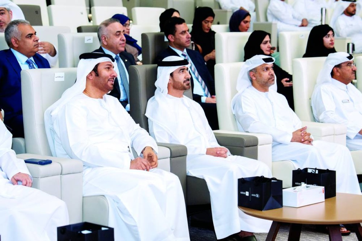 سيف السويدي والقضاة خلال المنتدى