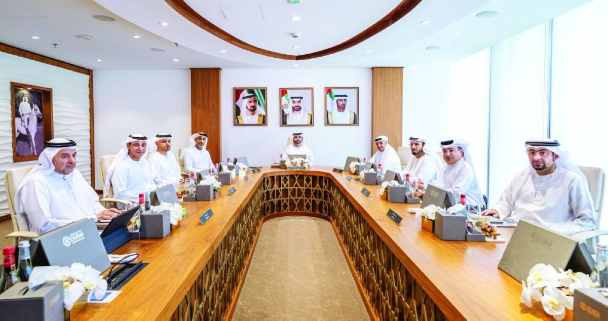 منصور بن محمد خلال ترؤسه اجتماع مجلس إدارة «دبي الرياضي»