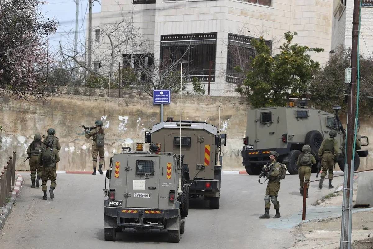 بينهم صحفي.. إسرائيل تعتقل 15 فلسطينياً من الضفة الغربية