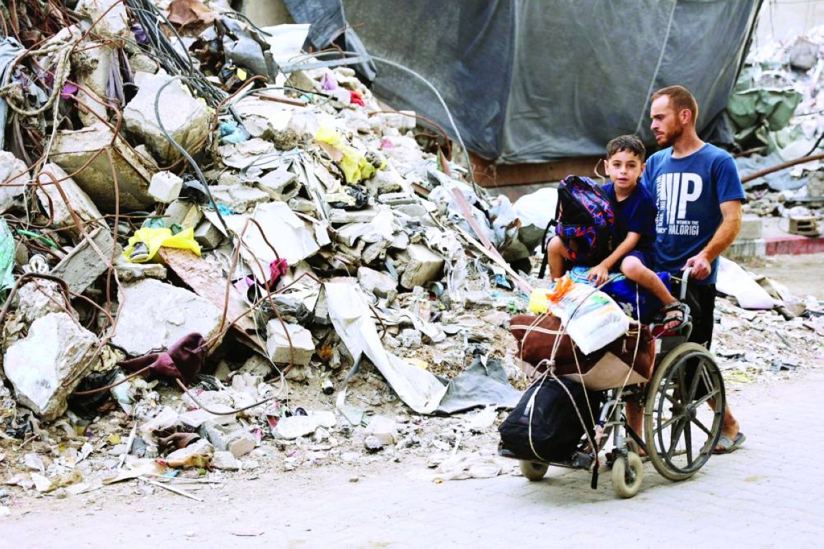 عائلة فلسطينية تصل إلى مدينة غزة بعد إخلاء منزلها في جباليا