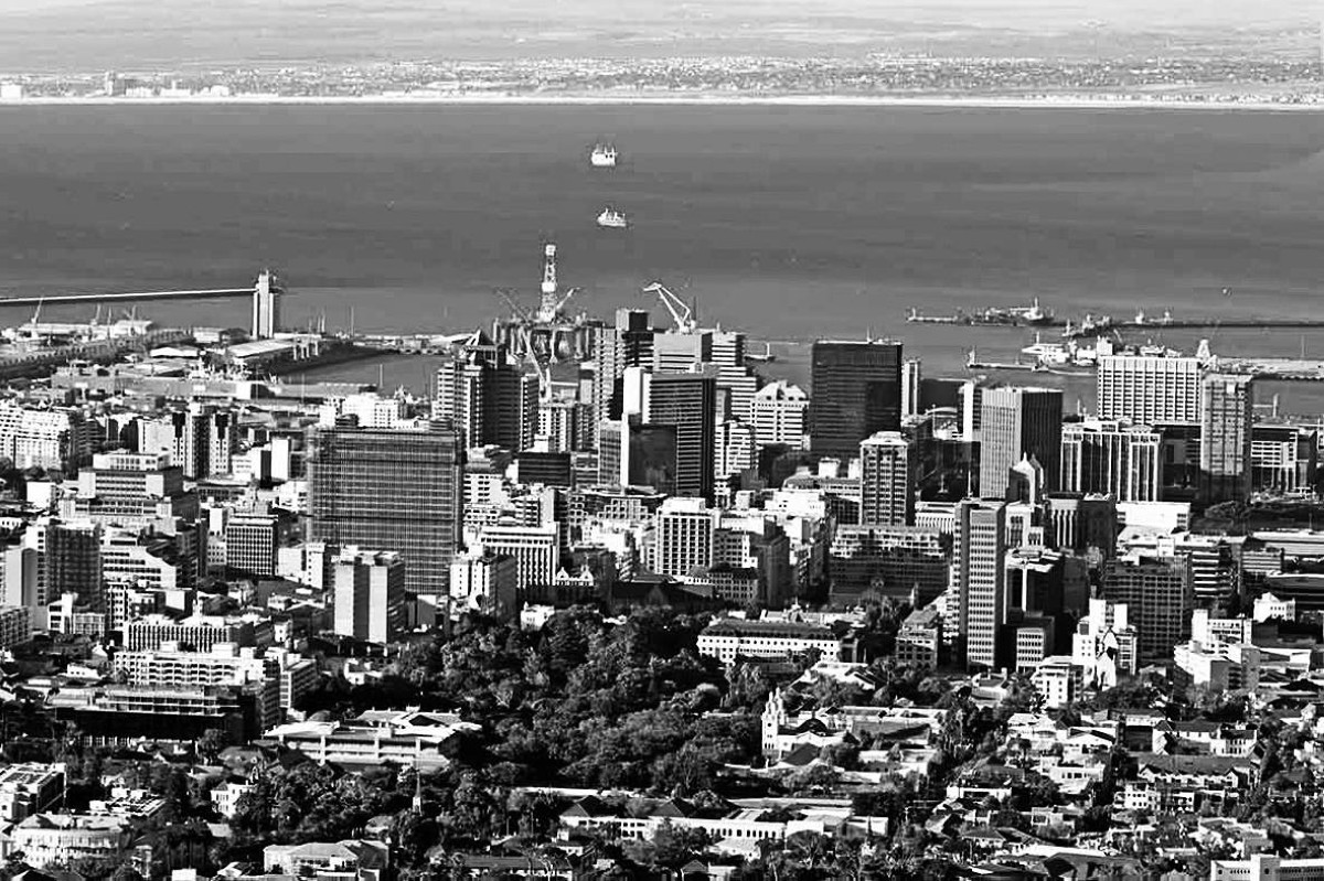 1993 - رفع العقوبات المفروضة على جنوب أفريقيا والتي فرضت عليها بسبب سياسة الفصل العنصري.
