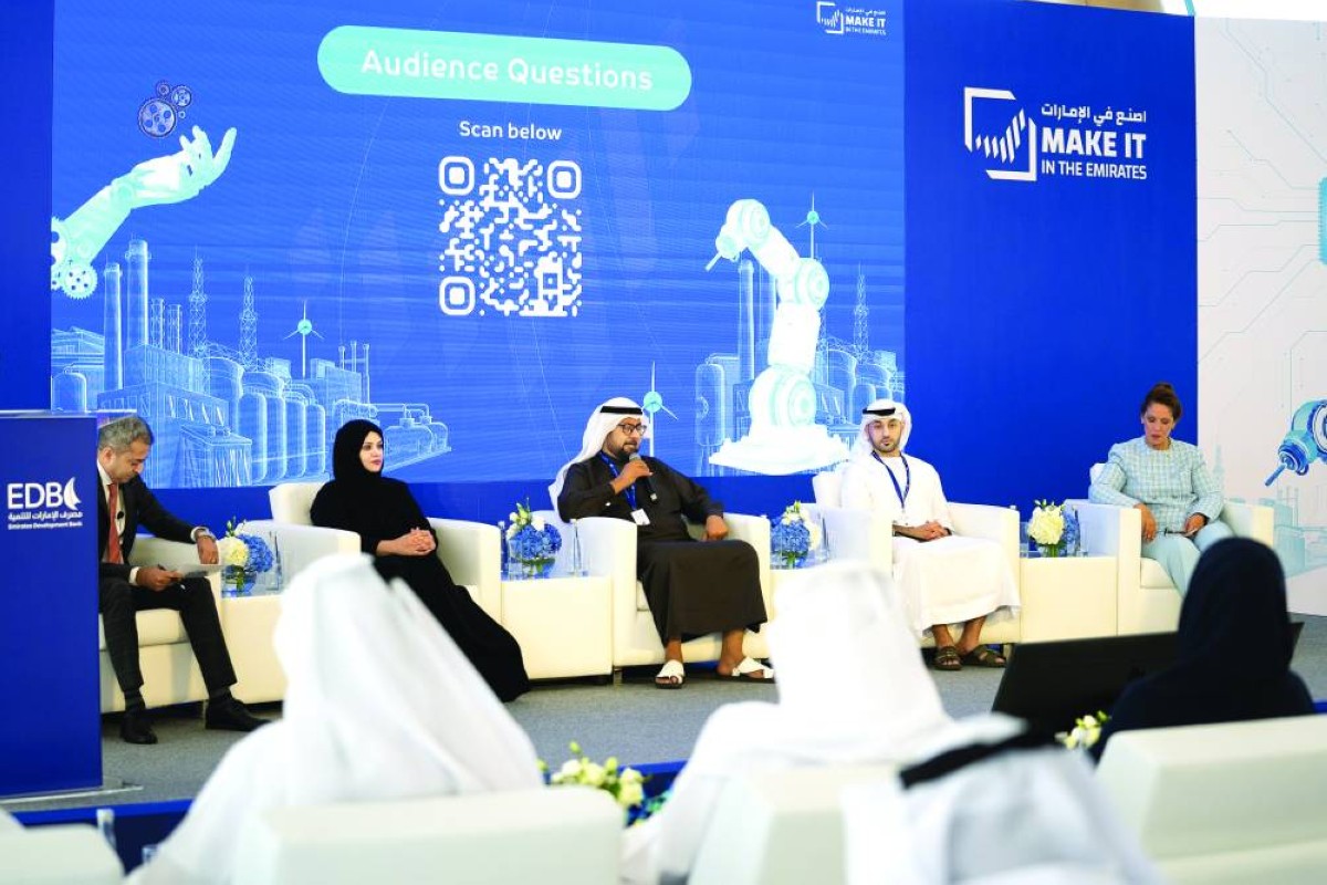  أحمد النقبي متحدثاً خلال الملتقى 