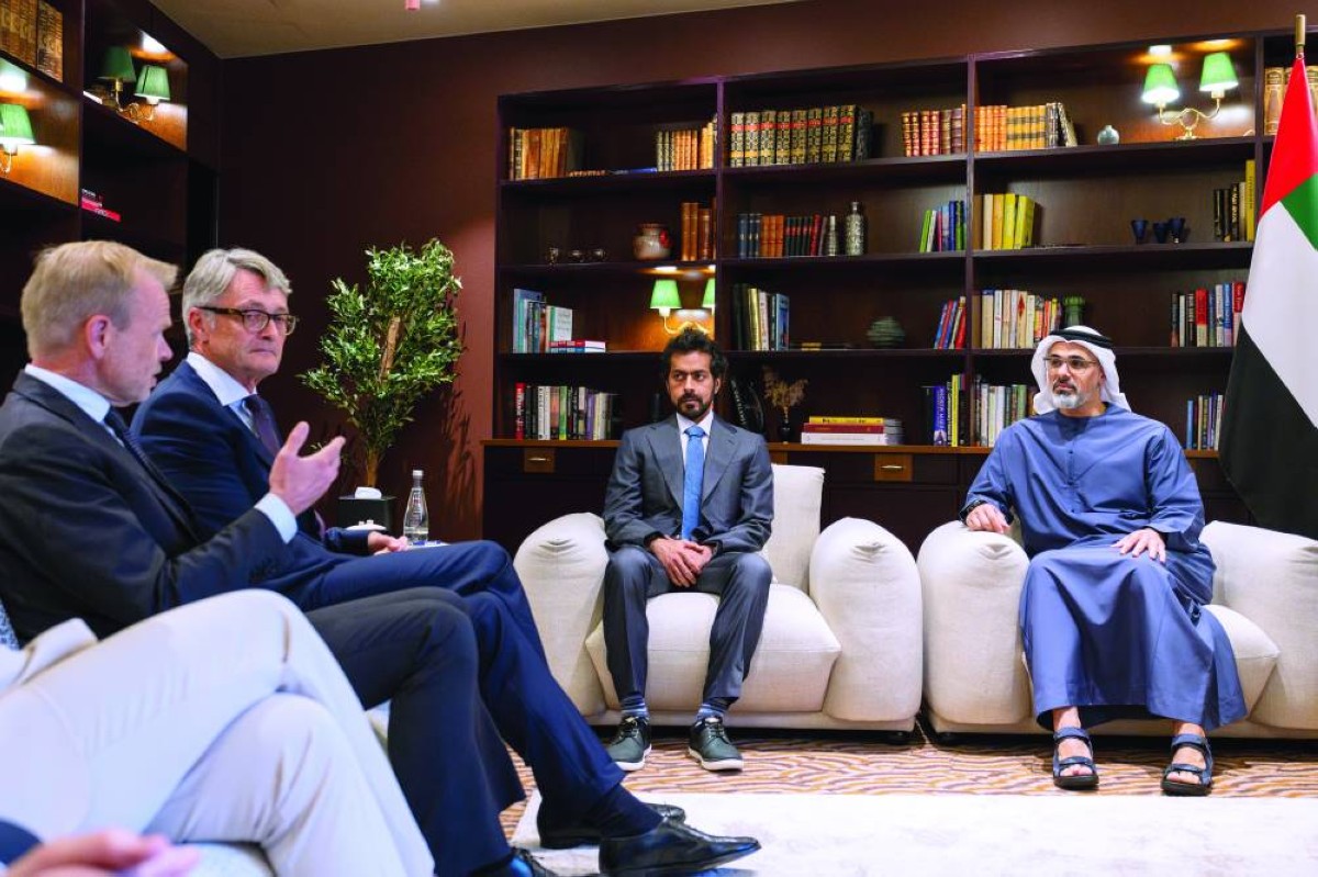 خالد بن محمد لدى لقائه نخبة من الرؤساء التنفيذيين في عدد من الشركات النرويجية بحضور خليفة بن طحنون