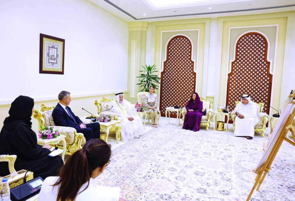 سلطان القاسمي خلال لقائه خبراء الآثار الدوليين بحضور بدور القاسمي