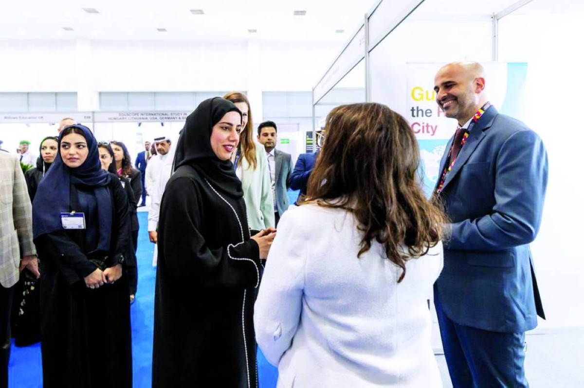 عائشة ميران خلال جولتها في المعرض