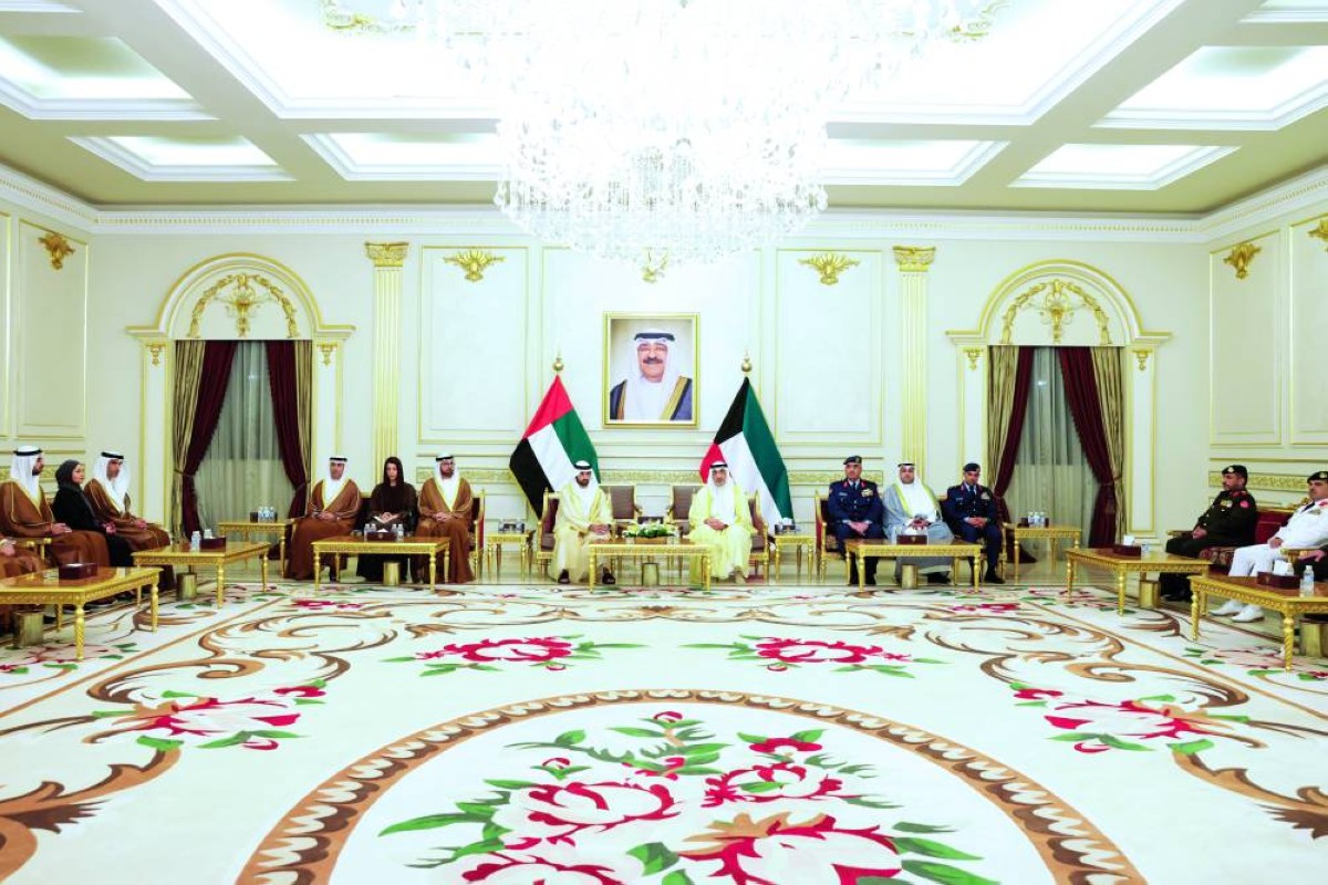 حمدان بن محمد وفهد الصباح خلال اللقاء بحضور محمد القرقاوي وريم الهاشمي وأحمد الفلاسي وثاني الزيودي وعهود الرومي وعمر العلماء والمسؤولين الكويتيين