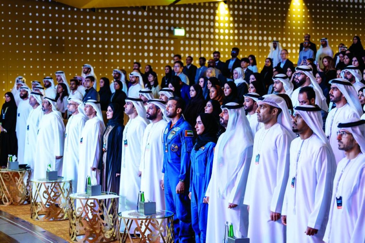 سلطان النيادي وسالم المري ونورا المطروشي والحضور خلال المؤتمر