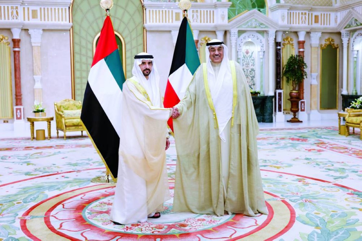 حمدان بن محمد مصافحاً صباح الصباح
