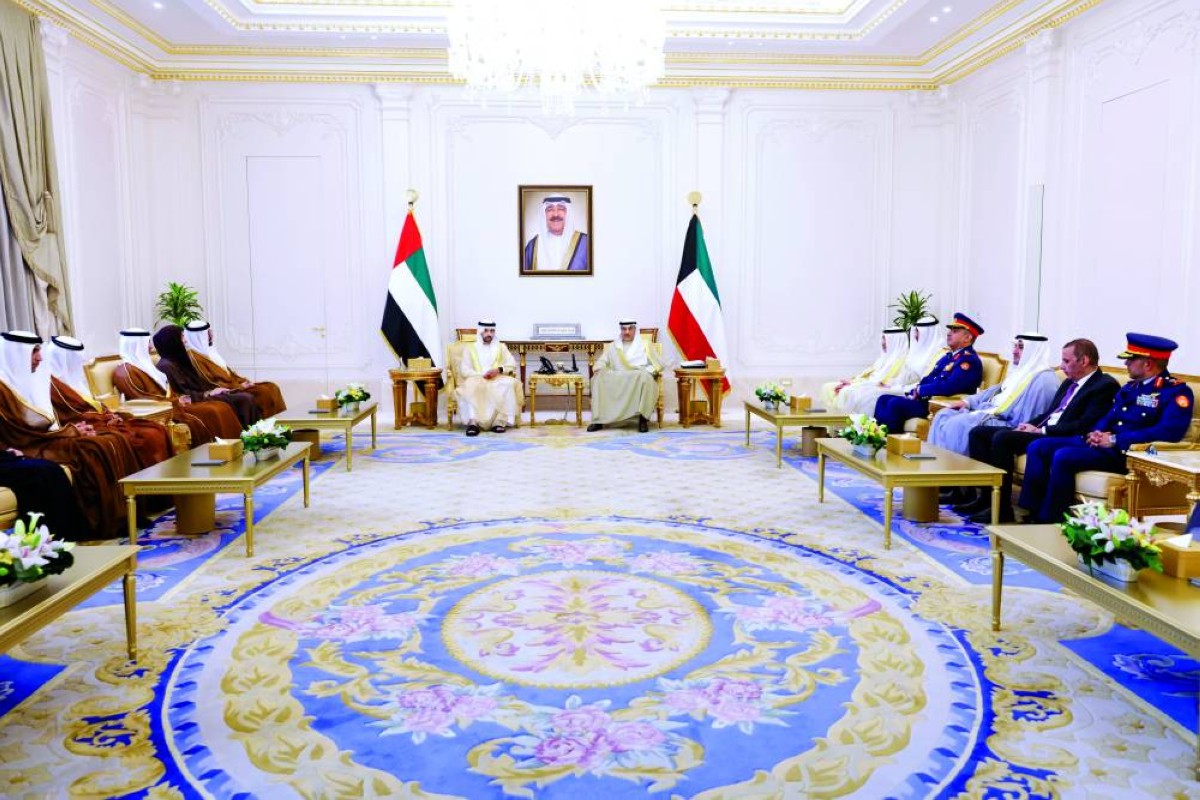 حمدا بن محمد خلال لقاء صباح الصباح بحضور محمد القرقاوي وريم الهاشمي وأحمد الفلاسي وثاني الزيودي ومسؤولين كويتيين
