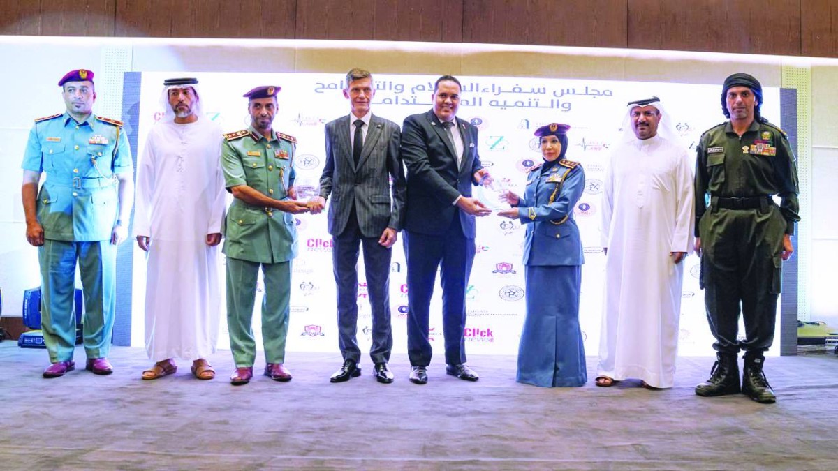 خلال تسلم شرطة عجمان الجائزتين