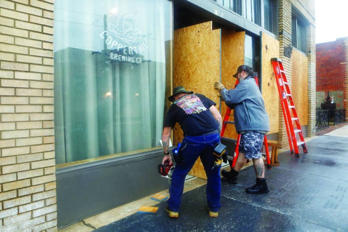 إغلاق محلات بألواح خشبية في ولاية فلوريدا