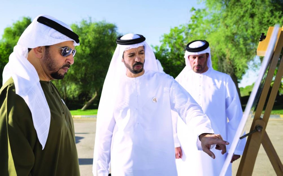 حمدان بن زايد لدى اطلاعه على المشاريع