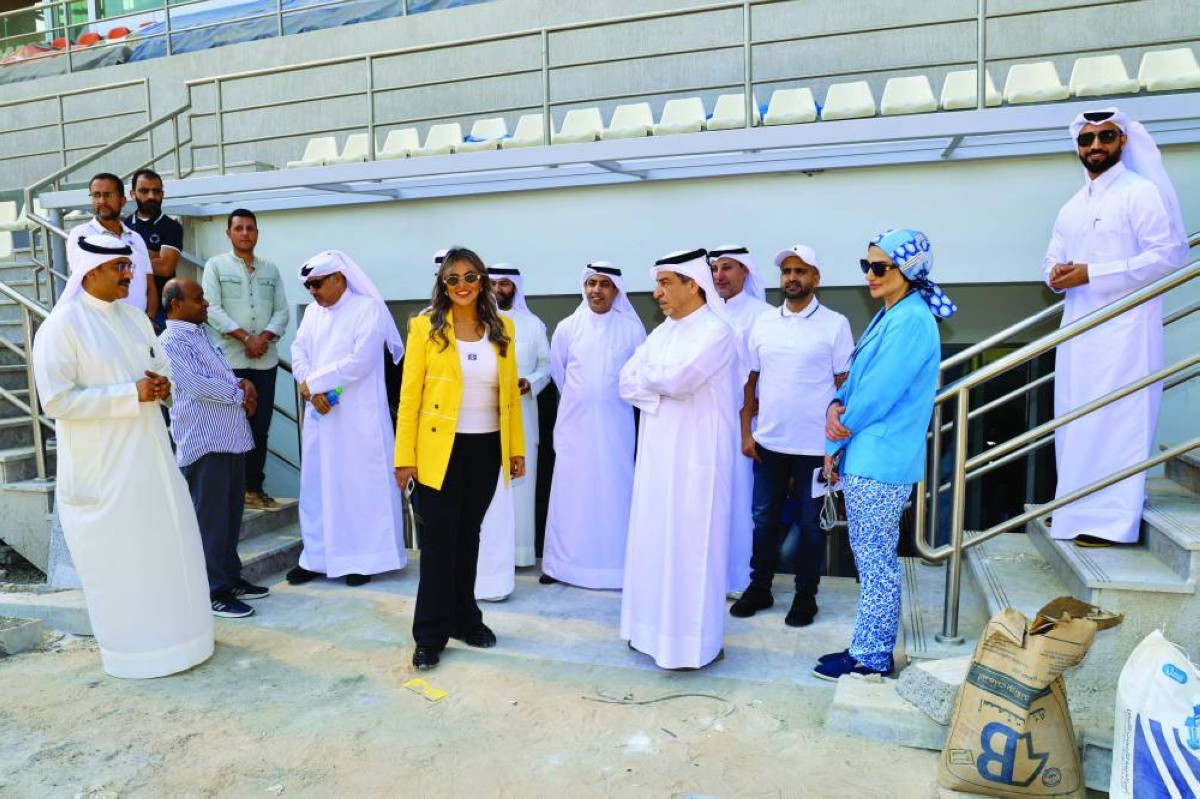 لجنة التفتيش خلال تفقد ملاعب كأس الخليج بالكويت 