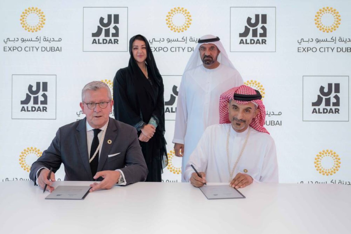 أحمد بن سعيد، ريم الهاشمي والحضور خلال توقيع اتفاقية المشروع