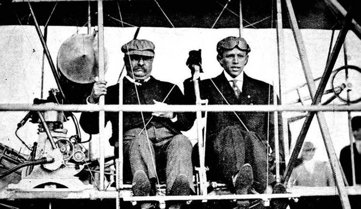 1910 - الرئيس الأمريكي ثيودور روزفلت يصبح أول رئيس في العالم يركب طائرة.
