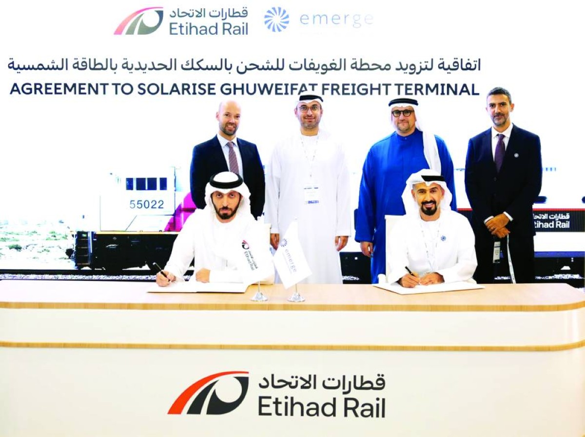 أحمد اليافعي وعبد العزيز العبيدلي خلال توقيع الاتفاقية