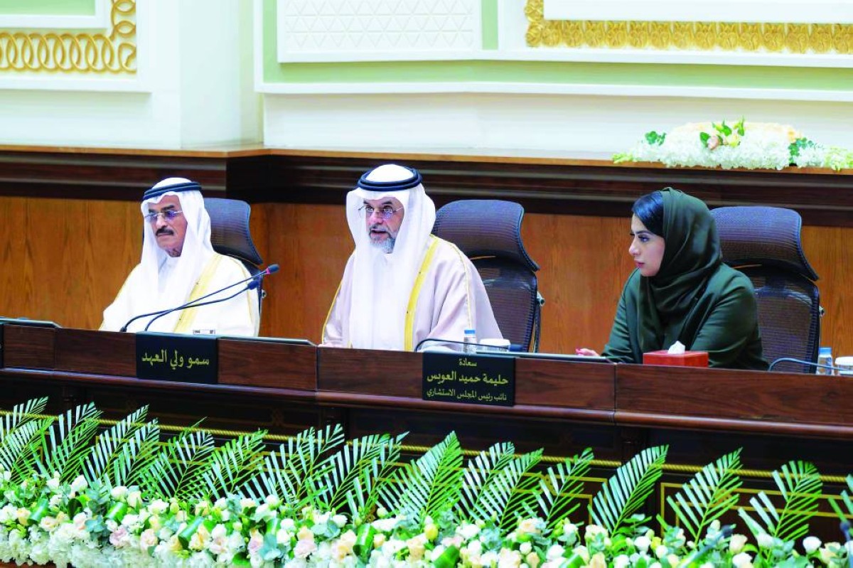 سلطان بن محمد بن سلطان مفتتحاً أعمال المجلس بحضور عبدالله النعيمي وحليمة العويس
