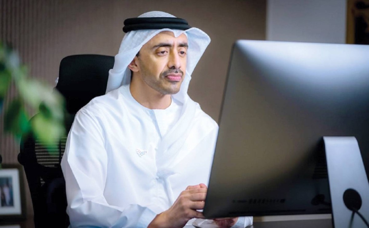 عبدالله بن زايد خلال ترؤسه اجتماع اللجنة التوجيهية لمجموعة «بريكس»