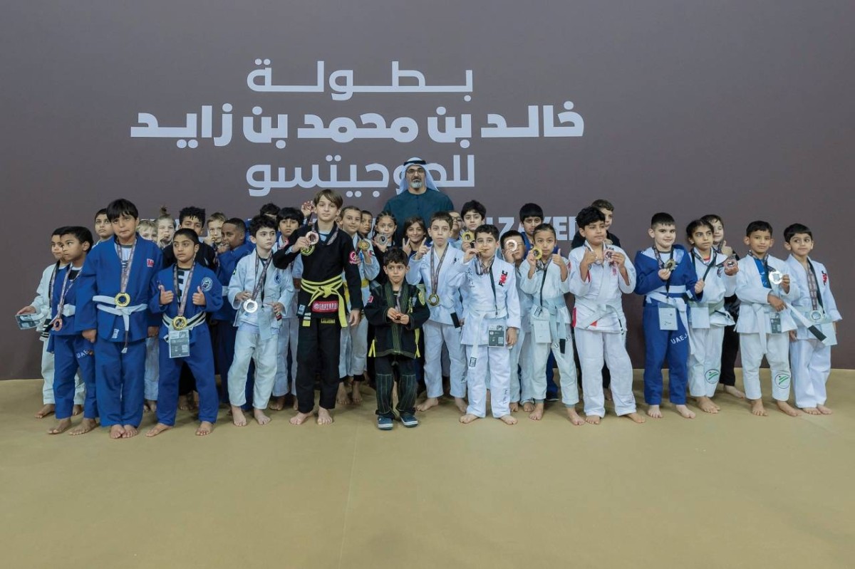 خالد بن محمد بن زايد يتوسط نجوم مستقبل جوجيتسو الإمارات