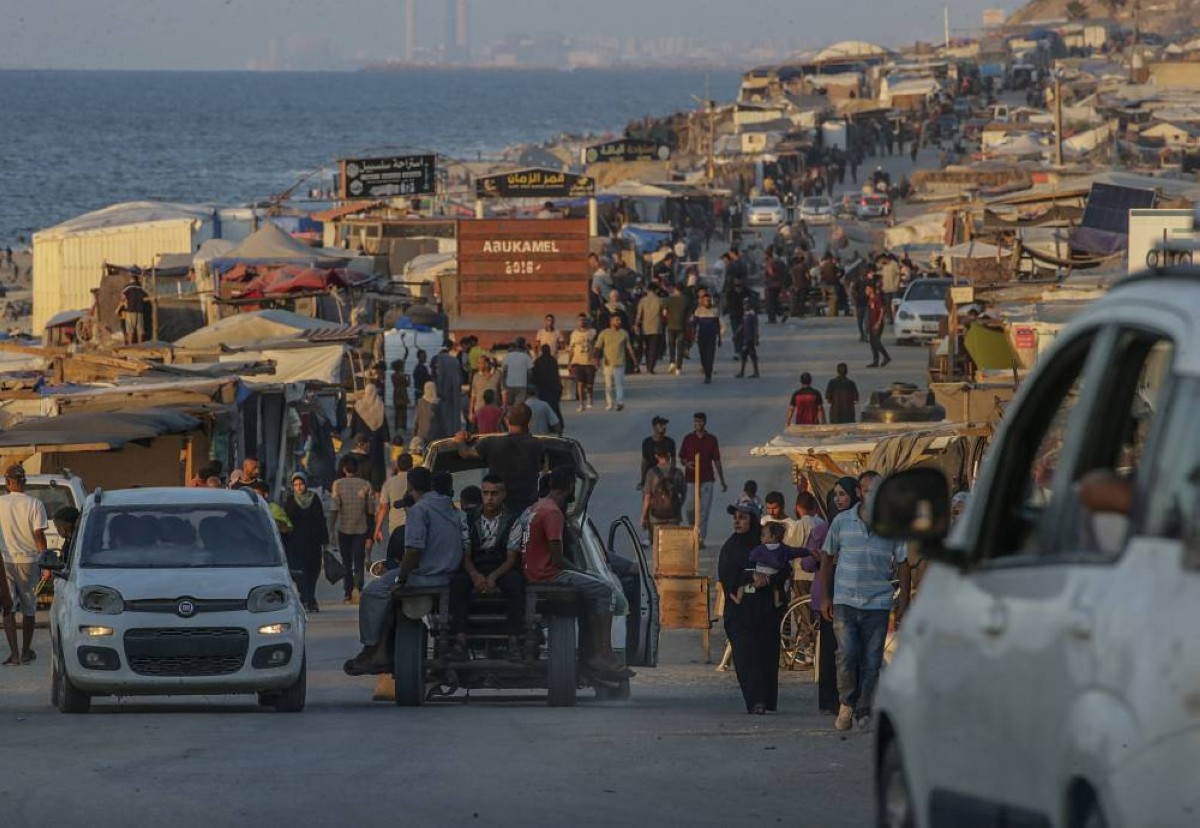 فلسطينيون نازحون داخلياً على طول الشاطئ في دير البلح وسط غزة