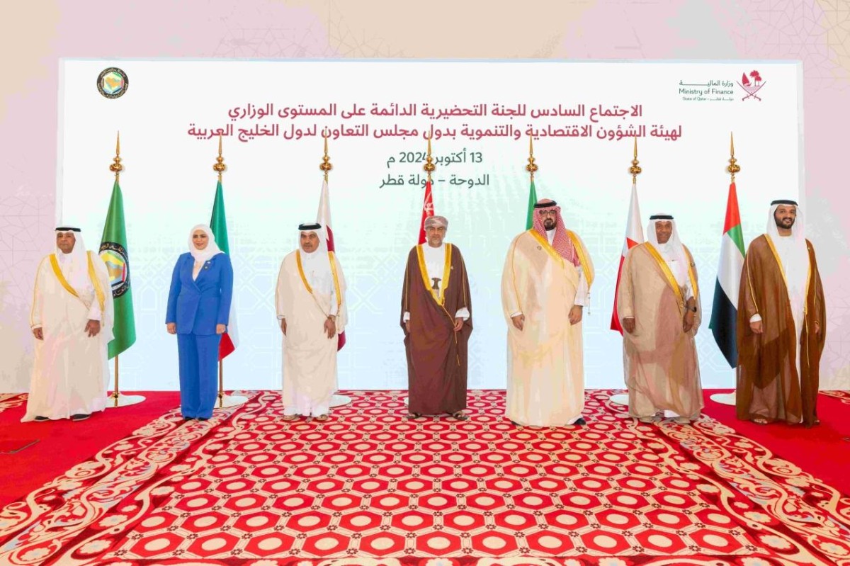 عبدالله بن طوق والمسؤولون الخليجيون المشاركون بالاجتماع في لقطة تذكارية