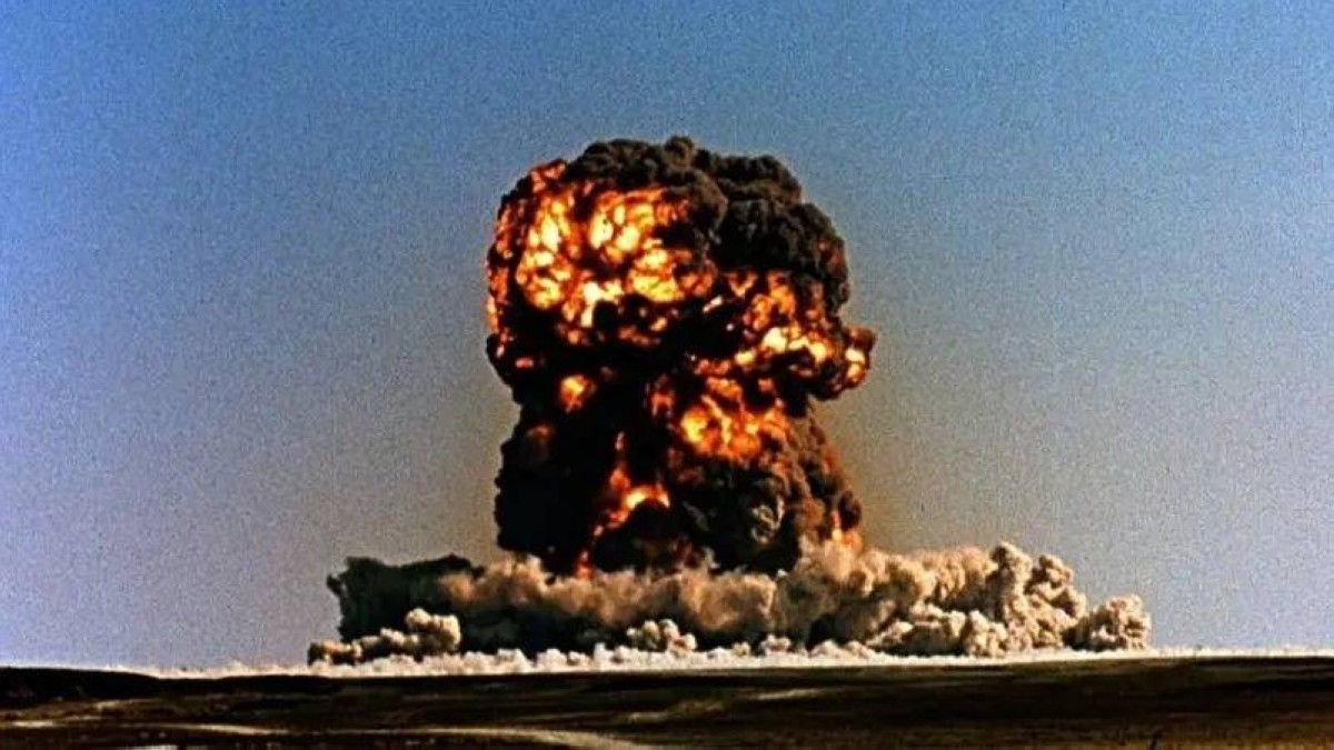 1964 - الصين تفجر قنبلتها الذرية الأولى في صحراء «سينج كيانج»
