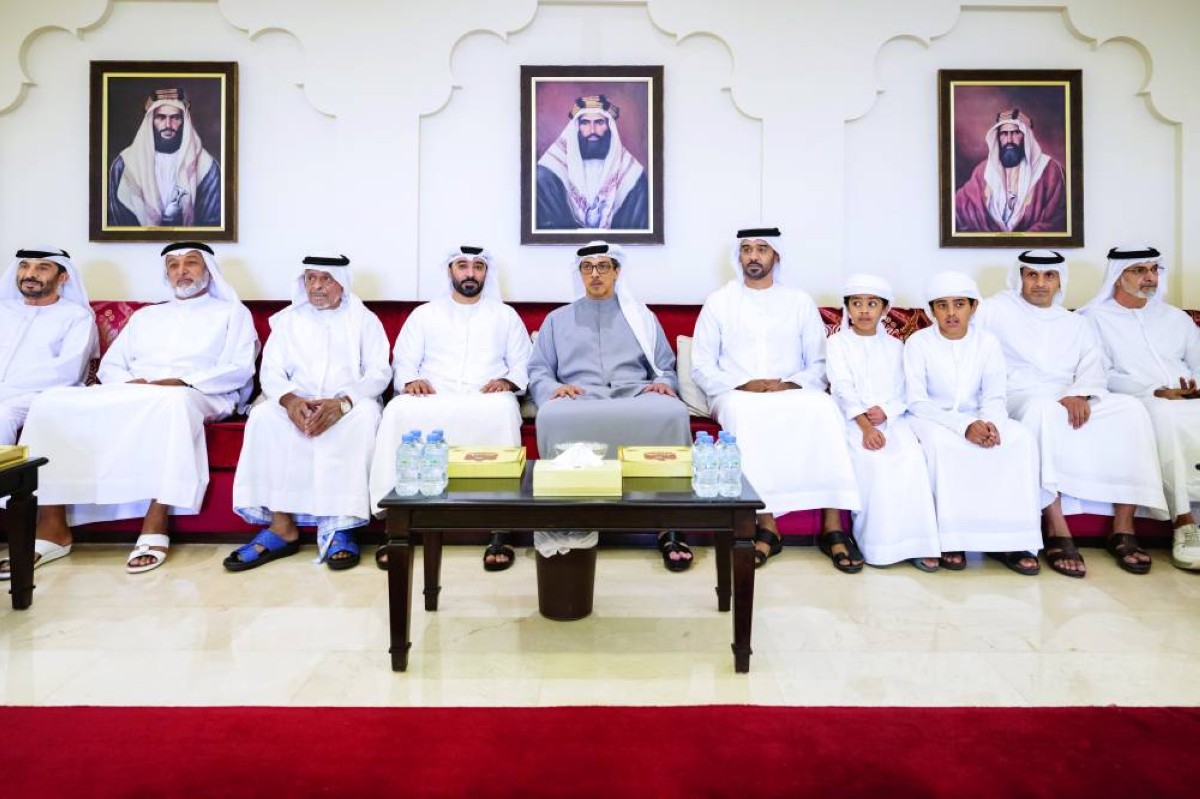 منصور بن زايد خلال تقديم واجب العزاء |