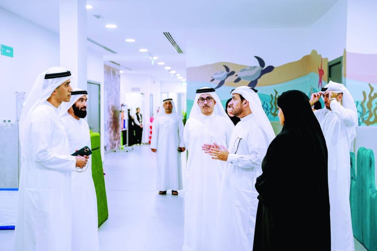عبد الله البسطي وعبد الله الفلاسي وأحمد المهيري خلال الزيارة