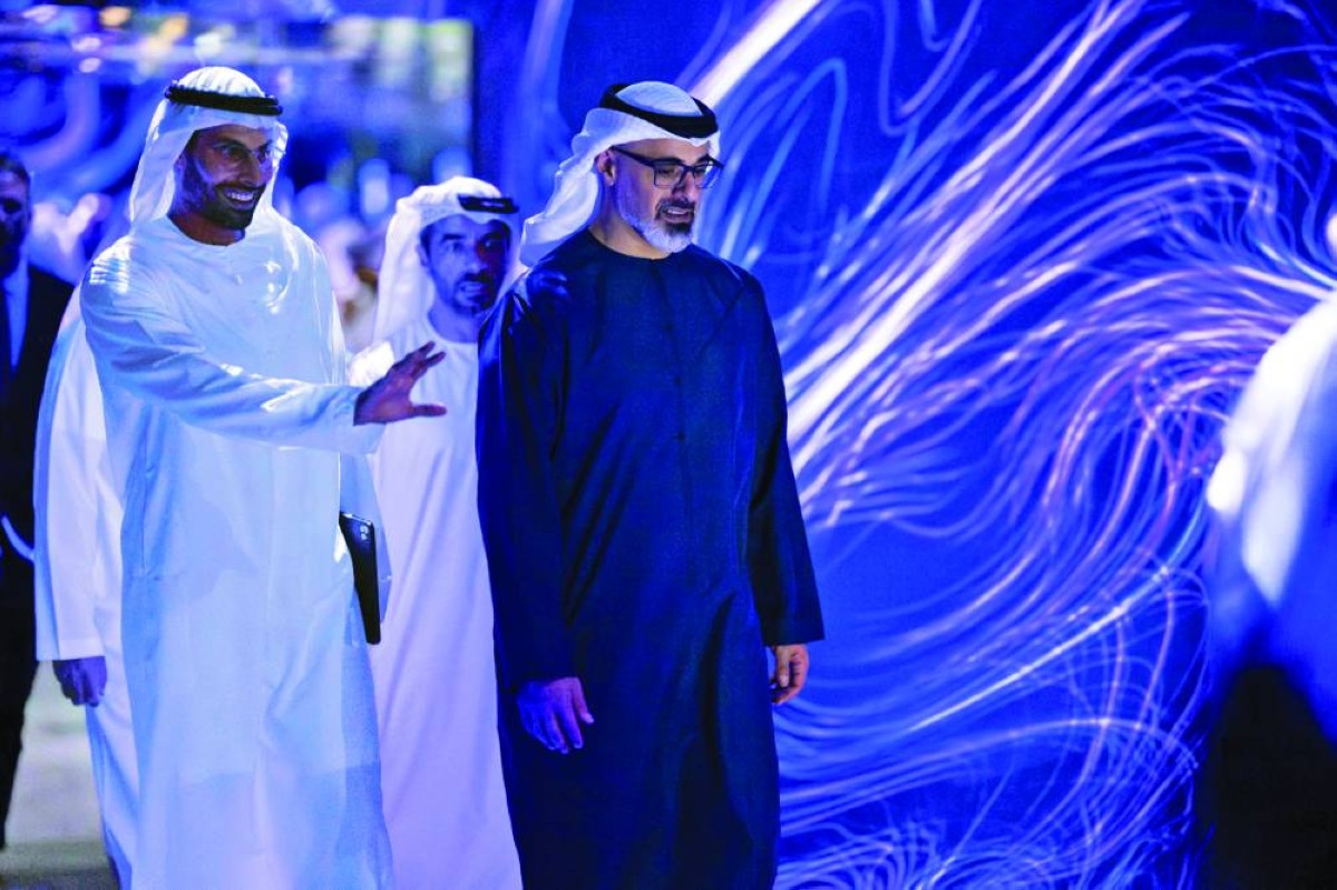 خالد بن محمد خلال زيارته المنطقة الثقافية في السعديات بحضور محمد المبارك