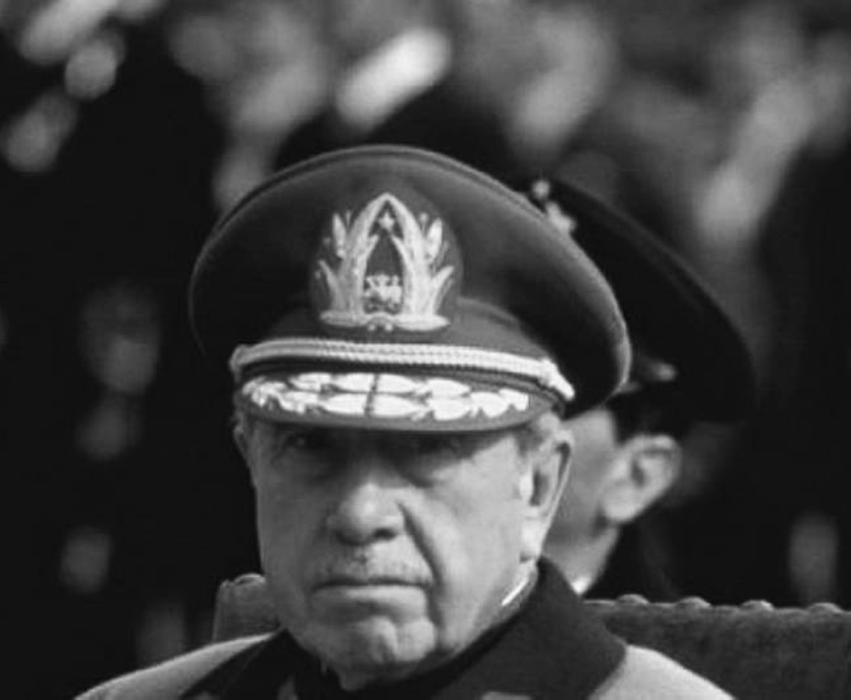 1998 - شرطة سكوتلاند يارد تعتقل ديكتاتور تشيلي السابق الجنرال أوغستو بينوشيه في لندن
